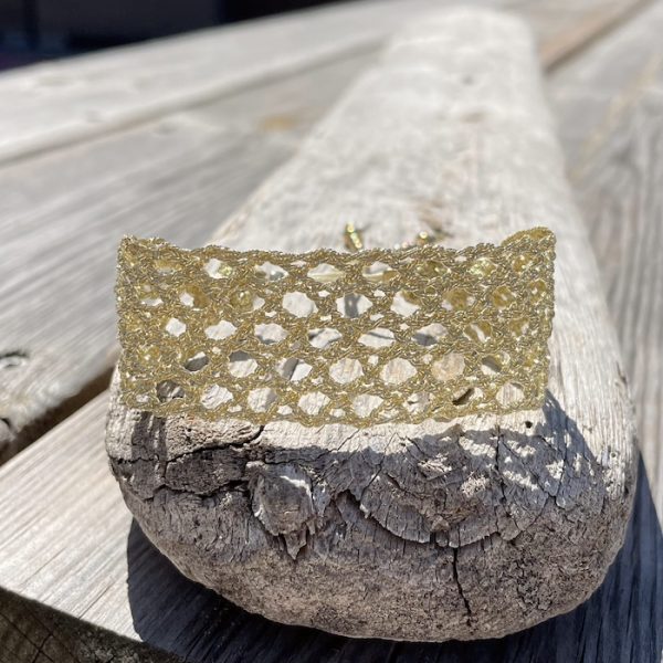 Bracelet en tissage de fils de soie doré réalisé par Clo&lou