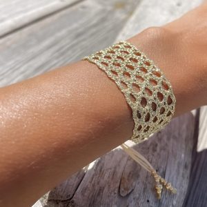 Bracelet en tissage de fils de soie doré réalisé par Clo&lou